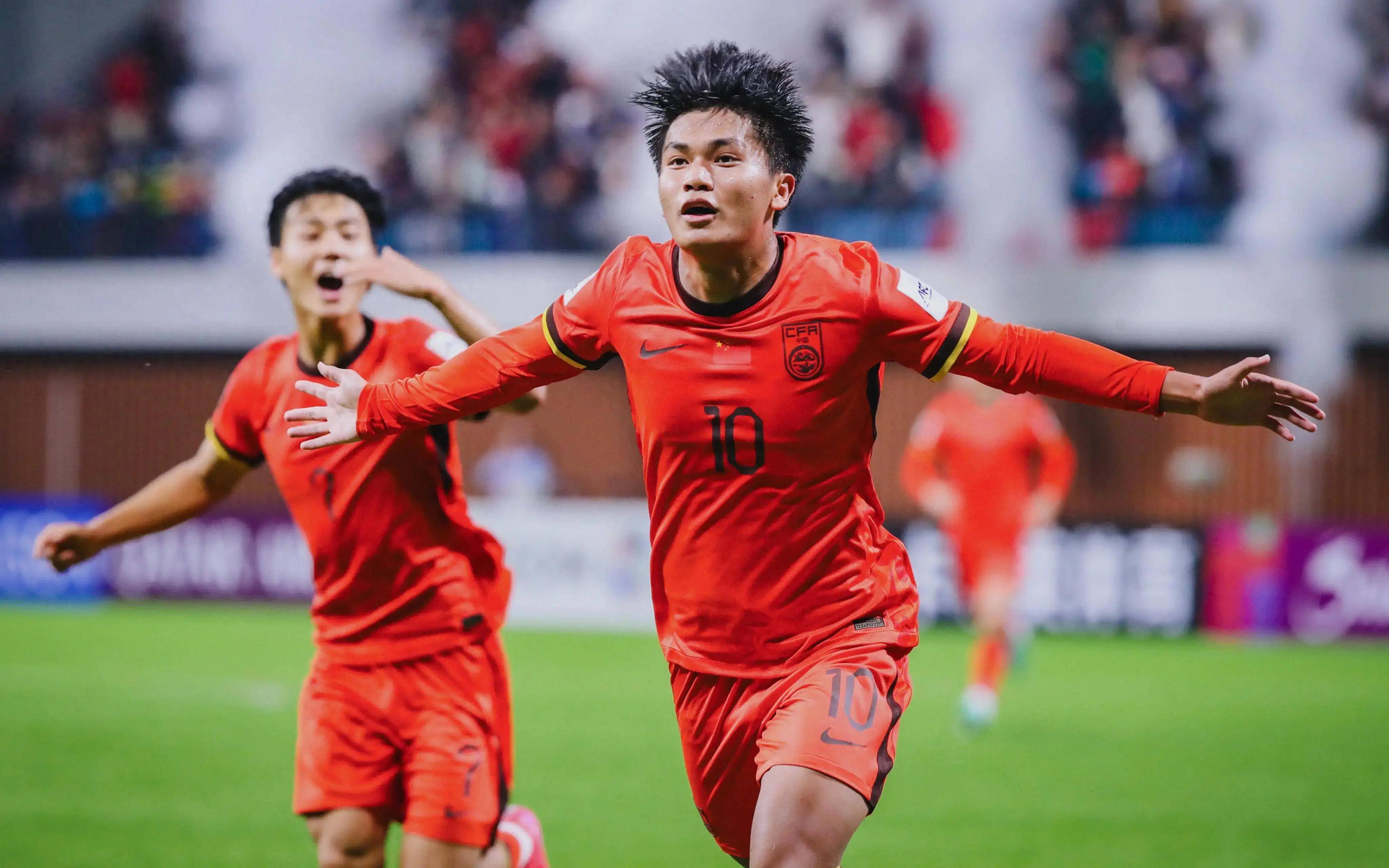 惊险一幕，马竞女足球员梅迪纳头部被膝盖撞到后失去意识