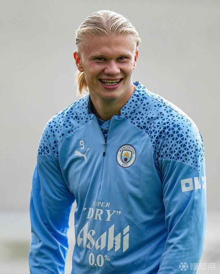 纳格尔斯曼与女友参加马拉松节目，呼吁为慈善活动捐款