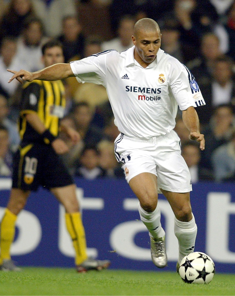 说啥了？詹姆斯把独行侠替补席逗得笑翻天