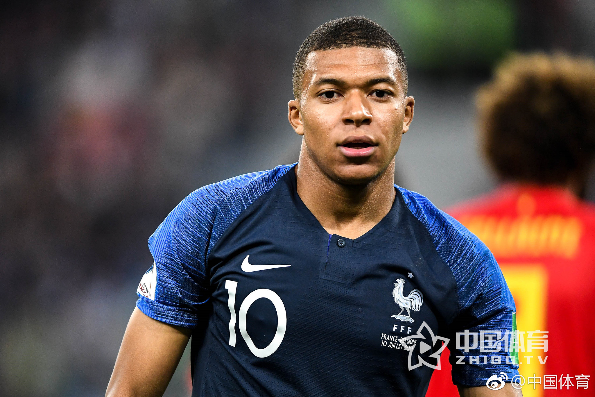 太阳报：英乙球迷朝对方门将扔椅子，被球队主帅严厉批评