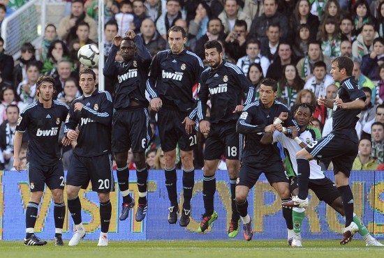 球星晒更衣室照，队内氛围引关注