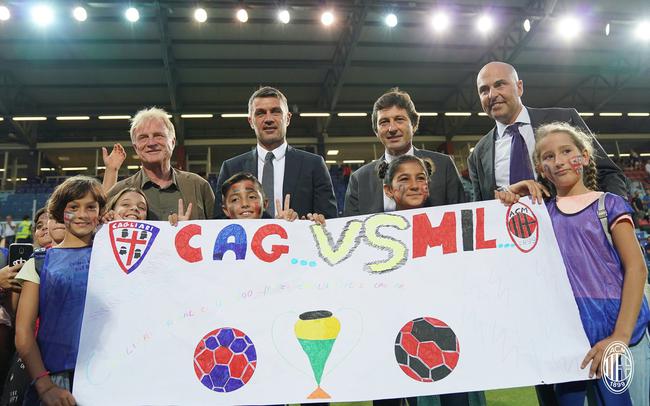 内马尔从中场跑回禁区开门球，结果队友直接开大脚让他无语